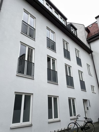 Workspace in Top-Lage: 3 Floors für dein Team im Herzen Münchens – Zugang über Innenhof