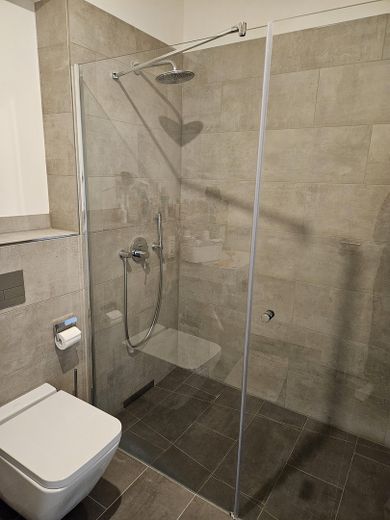 4 Zimmer Wohnung mit direktem Spreeblick und Weitblick über die Stadt – Bad mit ebenerdiger, großer Du