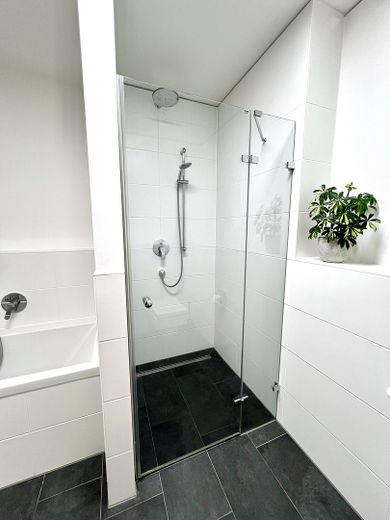 Möblierte 2-Zimmer-Wohnung in erster Reihe zum Main – En-Suite Badezimmer