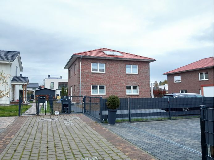 Hausfront bei Ankunft