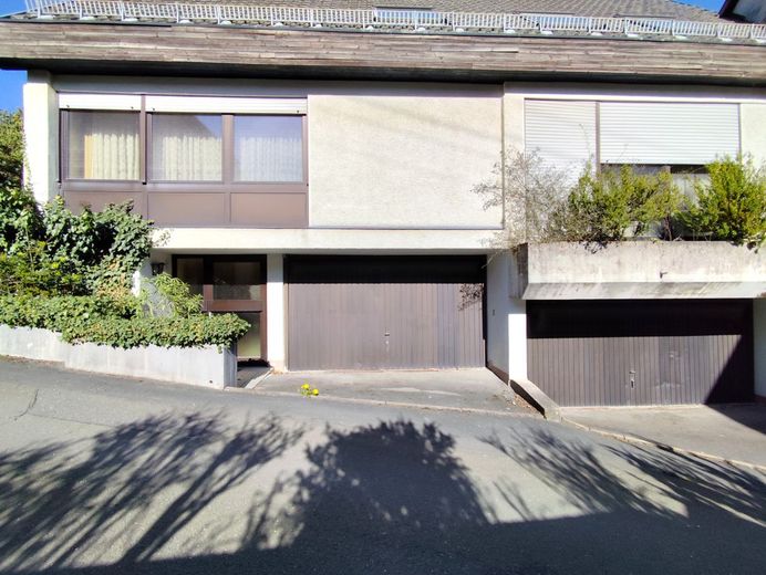 Raumwunder mit Potenzial: Großzügiges Mehrfamilienhaus auf idyllischem Gartengrundstück in 95362 Kupferberg! – Anbau mit Garagen