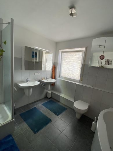 Splendida casa bifamiliare con vista libera fino alle Prealpi   *senza commissioni* – OG Bad mit Dusche+Wanne