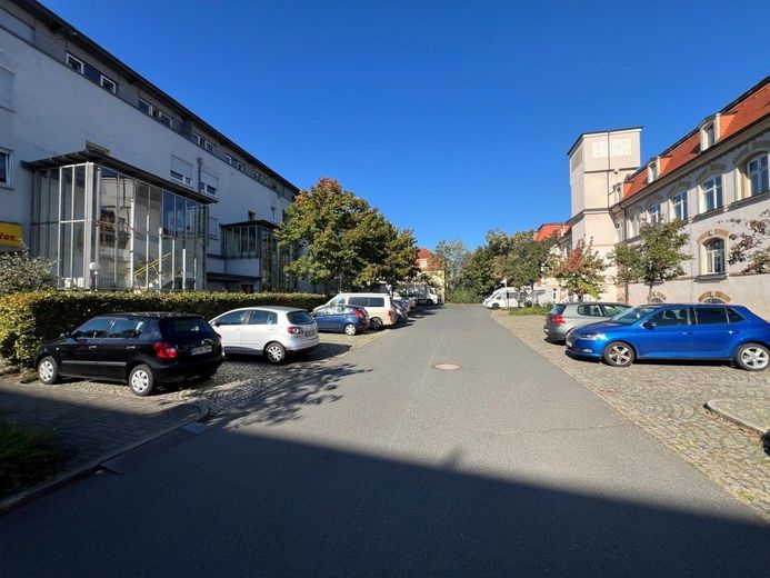 BEZUGSFREIES DACHGESCHOSS MIT EINBAUKÜCHE – Hof mit Parkplätzen
