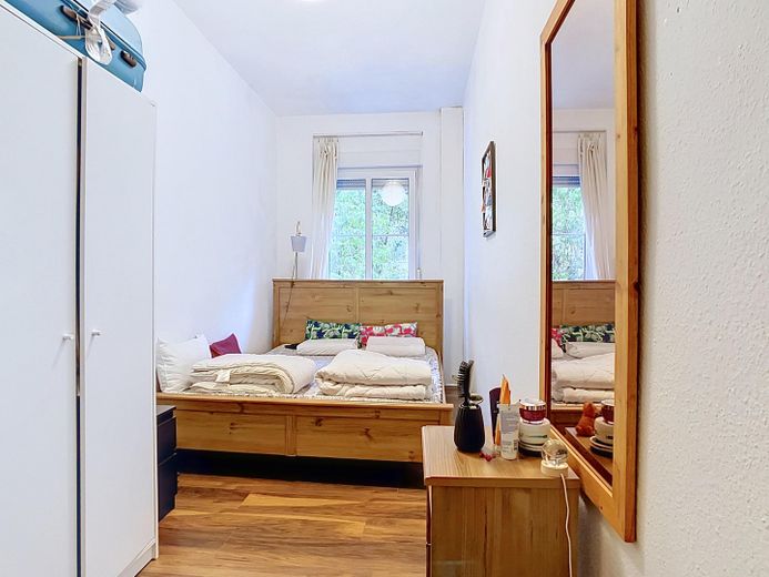 Balcone esposto a sud affacciato sul verde, ottima disposizione, bagno con vasca, cucina abitabile, completamente arredato – Schlafzimmer zum Hof
