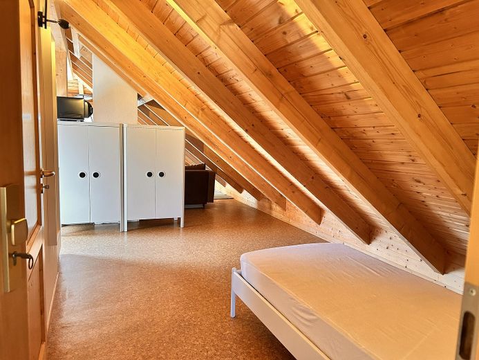 möblierte DG-Wohnung in Schkeuditz – ideal als arbeitsbedingte Wohnung – Blick vom Eingang/Schränke