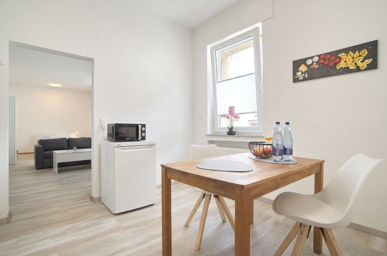 Helle, gut renovierte und möblierte Wohnung mit Gartenplatz, schickem, großem Duschbad und Internetzugang, für den beruflichen Aufenthalt – 48914b573c04ba79ef380c46a29ceb31597f21e1.jpg