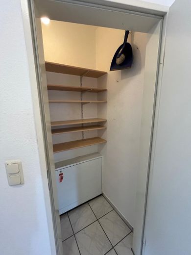 4-Zi-Geschosswohnung, teilmöbeliert mit Dachterrasse – Abstellraum