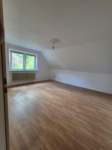 2,5 ZKB Oberwohnung – Zimmer 2 (Wohnzimmer)