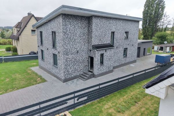 Neuwertiges Premium-Einfamilienhaus mit modernster Energietechnik auf 1600 qm Grundstück.