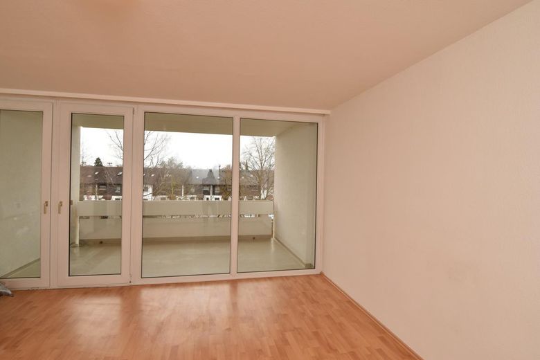 Helle 3-Zimmer Wohnung 70 m2 München Unterhaching mit Balkon Erstbezug nach Vollrenovierung – Wohnzimmer