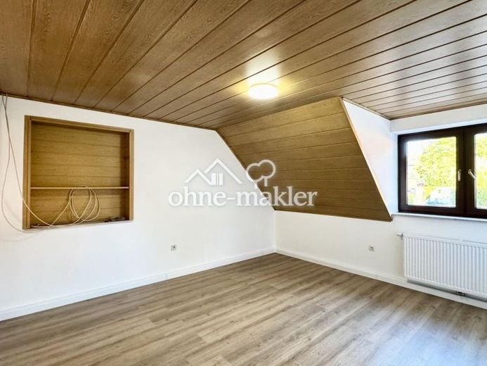 Freshly renovated 3-room attic apartment in a two-family house with fireplace connection – Photo 1
