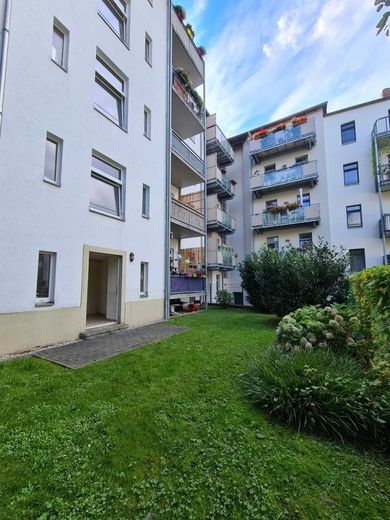 Moderne Wohnung mit Einbauküche, 3-Zimmer, offener Grundriss und Balkon in Chemnitz – Garten & Hintereingang