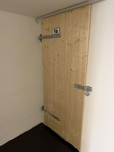Zentrale 2-Zimmer OG-Wohnung im Grünen (mit Wärmepumpe) Immelmannstr./In der Ahe – Kellertür zum Abstellraum 