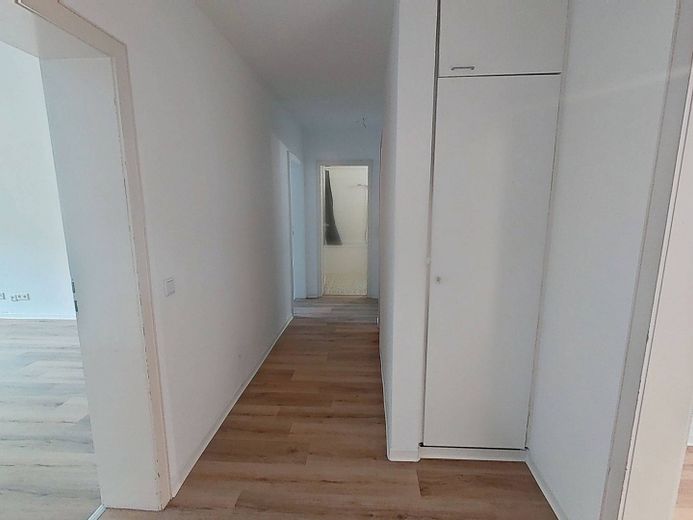 Komfortabel ausgestattete 3-Zi.-Whg. mit BALKON und Wannenbad – Flur