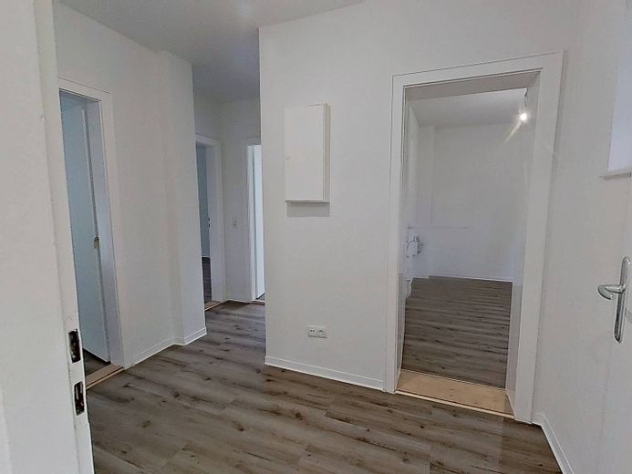 Moderne 2-Zimmer-Wohnung mit BALKON und einer durchdachten Raumaufteilung – Ansicht I: Flur