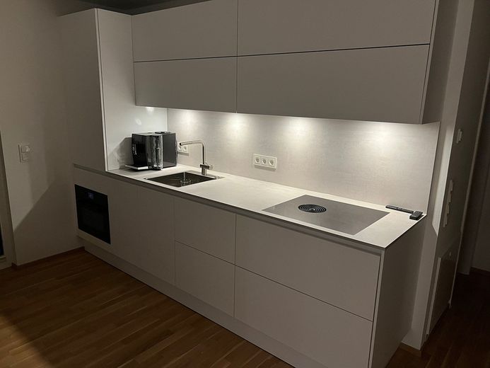 Lussuoso appartamento al piano terra con 2 locali, completamente arredato, terrazza e giardino a Costanza-Staad – Photo 3