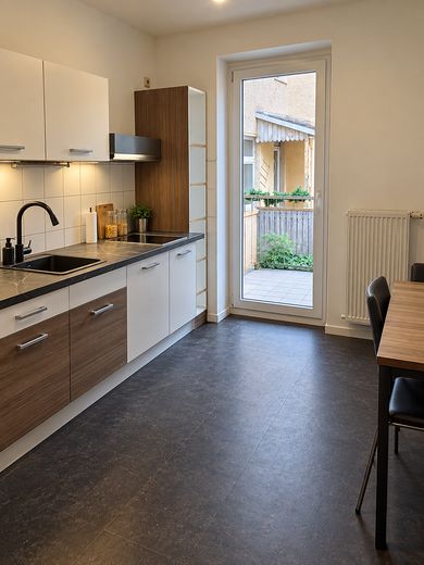 Przestronne, gruntownie wyremontowane mieszkanie 5-pokojowe z balkonem i ogrodem – Küche mit sonnigem Balkon