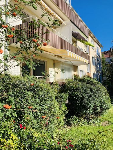 Agradable vivienda de 4 habitaciones con balcón en Hildesheim – Frontansicht mit Markise