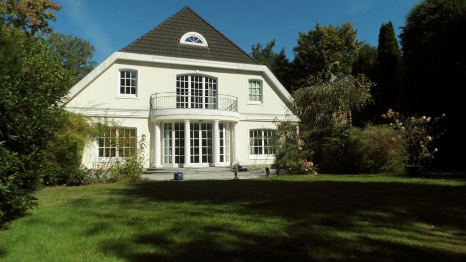 Herrschaftliche Villa am Ende einer elbnahen Sackgasse in Othmarschen – Gartenansicht