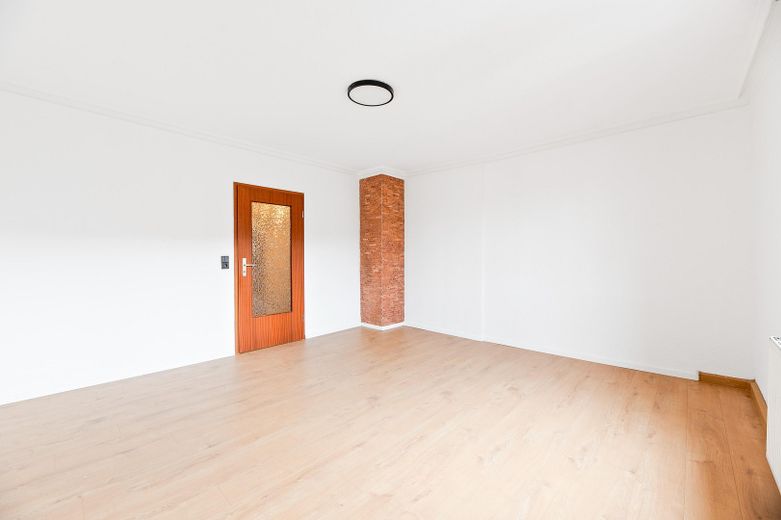 und frisch gestrichenen Wänden