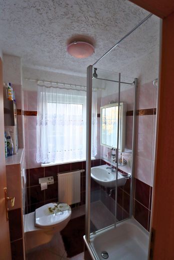 Familienfreundliches Einfamilienhaus in Oberuckersee mit Garten und guter Anbindung – Bad mit Dusche EG
