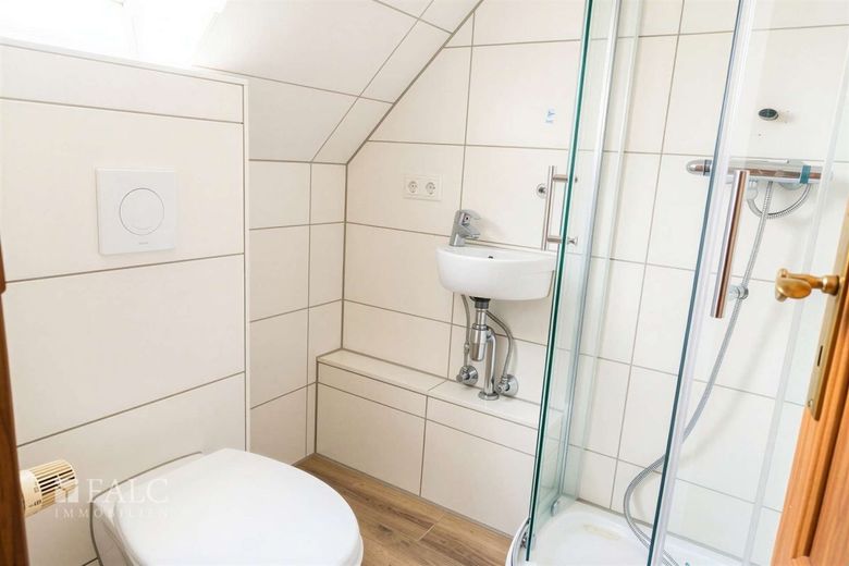 Charmantes Haus mit Sanierungspotential auf großem Grundstück – Badezimmer