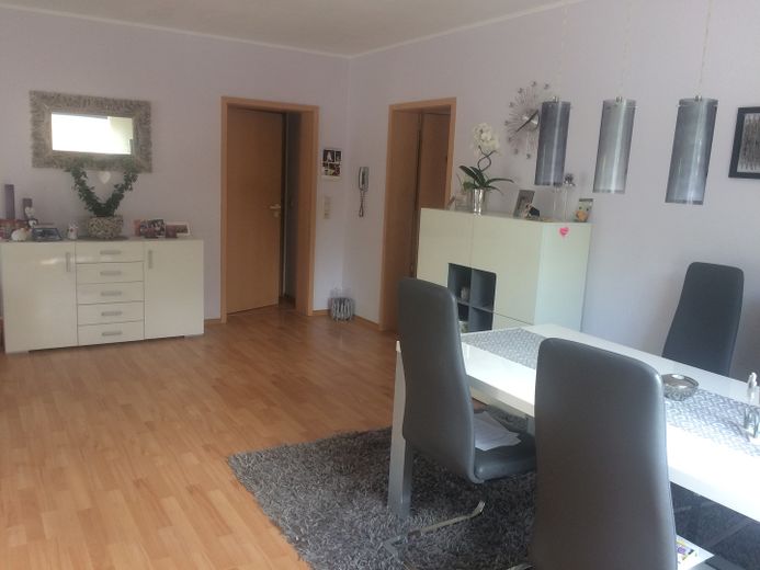 Eigennutzer aufgepasst: Helle, neuwertige Eigentumswohnung in Differten zu verkaufen! – Wohnzimmer