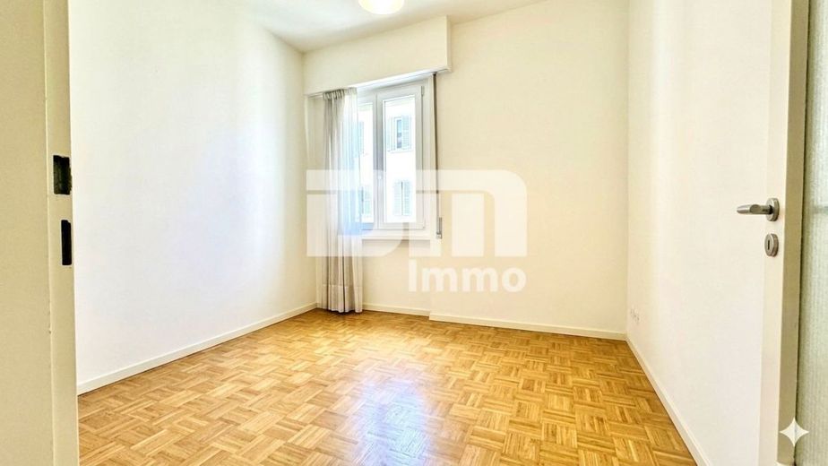(Reserviert!)Zeitlose Eleganz trifft Moderne: Modernisiertes Einfamilienhaus – OG Gästezimmer / Büro / Ankleide