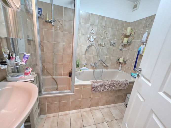 2,5 locali, vicino al bosco e alla Ruhr, terrazza di 14 m², bagno: vasca + doccia separata, pavimenti in parquet di legno massello – Bad, Wanne + sep. Dusche