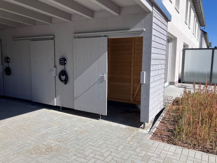 Wprowadź się i poczuj się jak u siebie: nowy skrajny segment z tarasem, ogrodem, wiatą garażową i miejscem parkingowym w VS – Carport mit Abstellraum