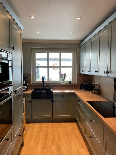 Neue Küche mit Markengeräten