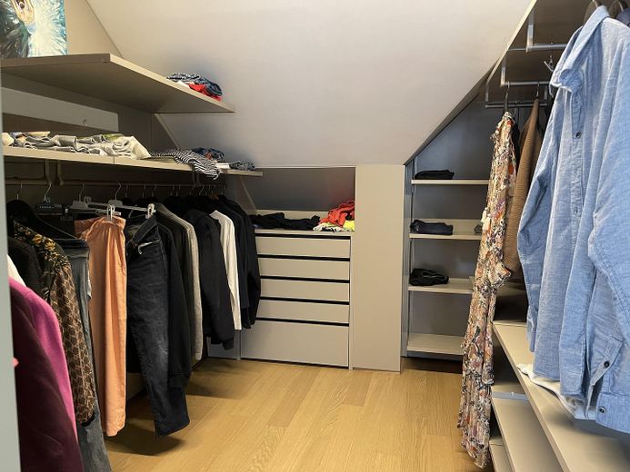 Designer Maisonette-Wohnung nähe Zoopark mit Blick ins Grüne, Fussbodenheizung, Kamin, Terrasse – Begehbare Garderobe im Elterns