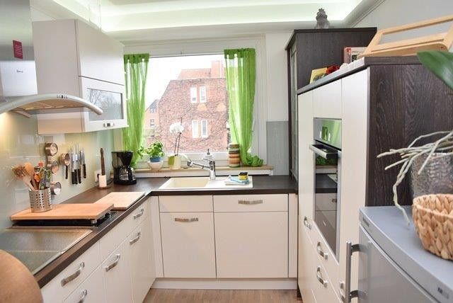 Commission-free 4-room apt., heating NEW, roof 2018 NEW! Parquet, high-quality fittings! – Küche