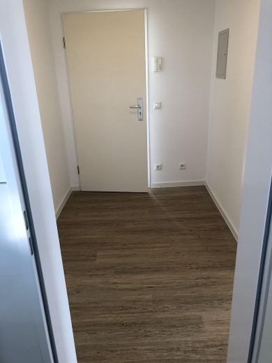 Erstbezug nach Komplettsanierung; schöne DG-Whg. mit EBK in energetisch saniertem Haus – Flur, Richtung Eingangstür