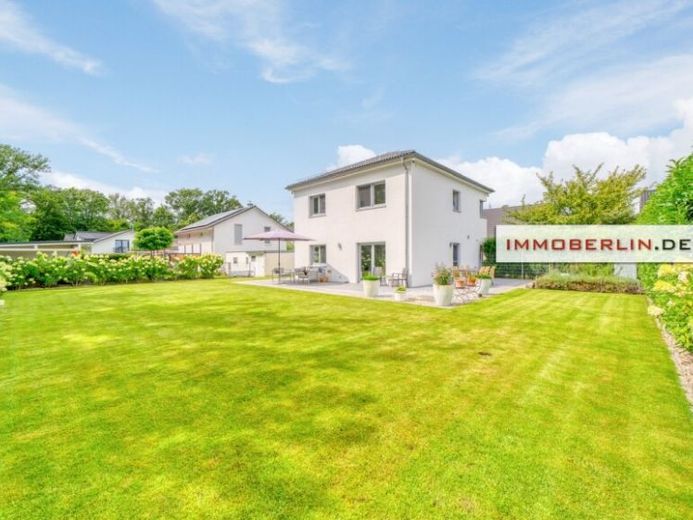 IMMOBERLIN.DE - Sehr attraktives Haus mit Sonnenterrasse, großem Garten & Garage in familiärer Lage – Foto 1