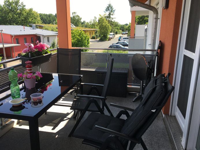 Appartement moderne de 3 pièces avec prestations haut de gamme, balcon et deux carports – Balkon_2
