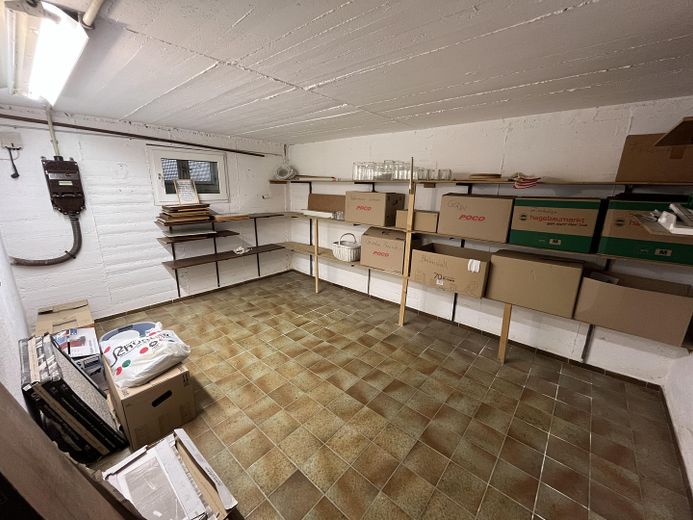 Hochwertig renoviertes Zweifamilienhaus – Keller