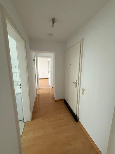 Gerenoveerd appartement voor forenzen, studenten met inbouwkeuken en badkamer met daglicht – Praktischer Flur