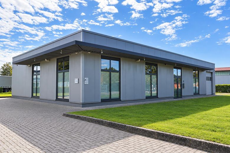 Halle commerciale de 352 m² à Zetel avec bureaux, entrepôt, espace d’exposition et production – Photo 2