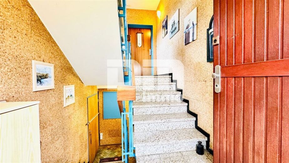 Gepflegtes 1 bis 2 Familienhaus in gesuchter Ortsrandlage mit Panoramablick – EG Haupteingang / Treppenhaus