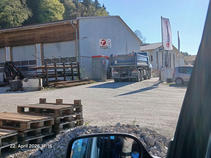 Gewerbegrund ab1000m² 379€ zul. B.L.Wohnung – Tankst -Ausfahrt-Foto v. Auweg