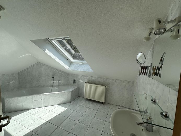 Kassel - Bad Wilhelmshöhe: Moderne 4 ZKB mit großer Terrasse – Badezimmer mit Wanne + Dusche