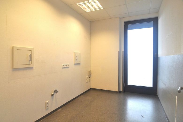Praxis- oder Bürofläche mit Penthouse-Feeling im modernen Ärztehaus – Labor mit Durchreichen WCs