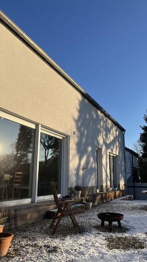 4-Zimmer-Wohnung mit großem Garten, Terrasse & Garage – Hausansicht Garten