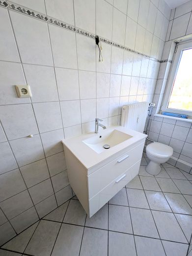 Appartement calme de 3 pièces au 1er étage d’une maison de 3 logements, balcon, cave, garage éventuellement – Badezimmer
