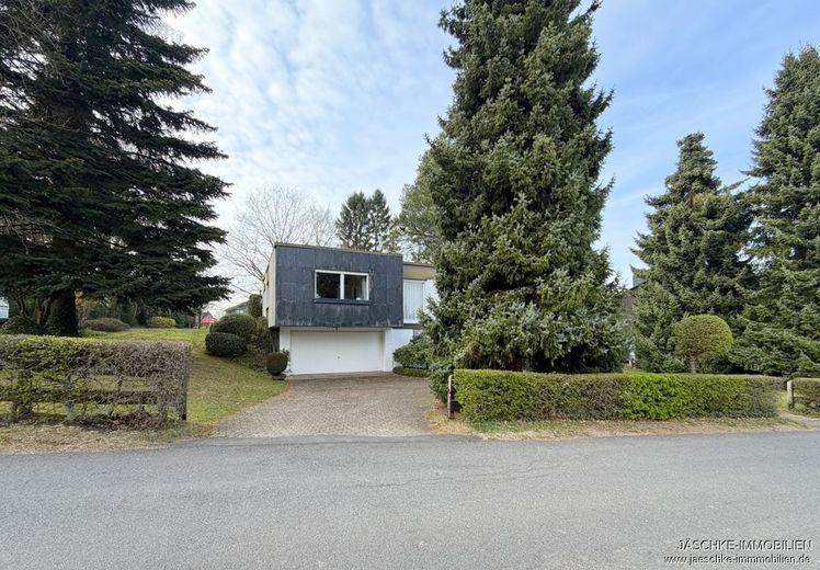 JÄSCHKE - Großzügiges Einfamilienhaus mit Potenzial auf traumhaftem Grundstück in Roetgen-Rott – Ansicht Straße