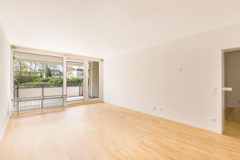 Blankenese: Moderne, ruhige 5 Zi EG/ST Whg inkl.2 Zi, Sauna, Duschbad im Souterrain – Ess-/Wohnzimmer mit Balkon