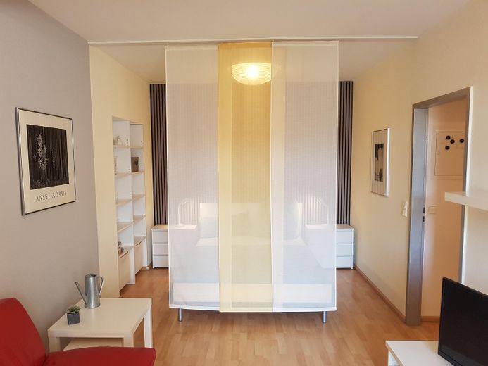 Umeblowane, perfekcyjnie rozplanowane mieszkanie z balkonem od strony słońca – abtrennbarer Schlafbereich