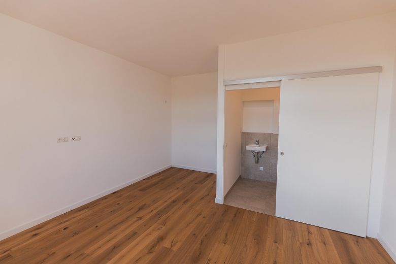 Schlafzimmer mit kleinem Bad