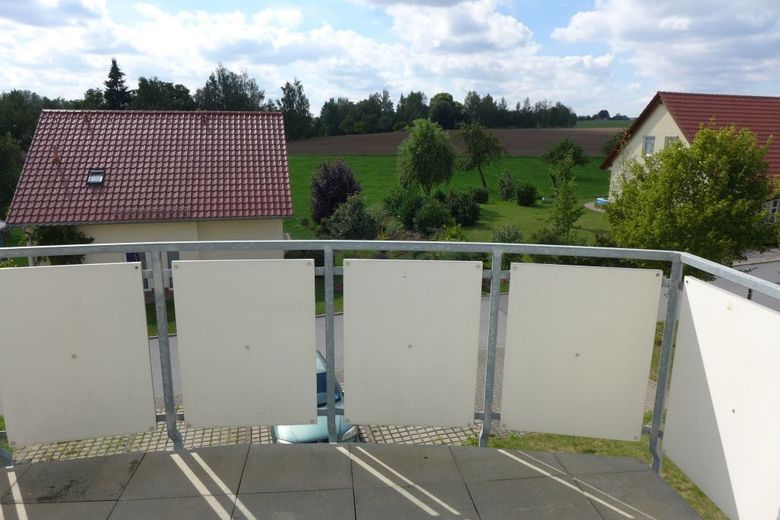 GEPFLEGTES MEHRFAMILIENHAUS IM SPECKGÜRTEL VON DRESDEN – großer Balkon